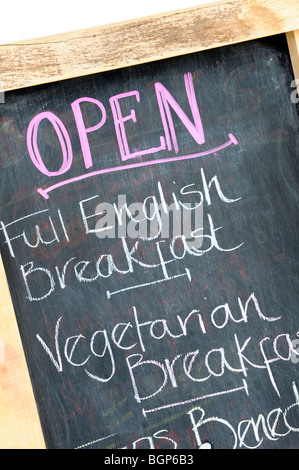 Un Pavement Cafe segno offrendo la completa prima colazione inglese sul menu. Foto Stock