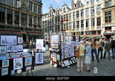 I turisti alla ricerca di dipinti e facciate di guildhalls medievale presso la Grand Place / Grote Markt, Bruxelles, Belgio Foto Stock