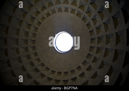 Basso angolo vista della cupola a soffitto nel Pantheon romano, Roma, Italia Foto Stock