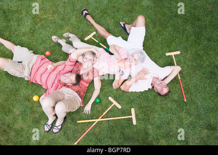 Due coppie mature giacente in un parco Foto Stock