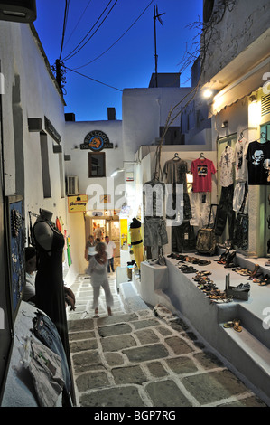 Tradizionale area di shopping durante il crepuscolo del tempo, Chora (capoluogo), Ios Island, Grecia Foto Stock