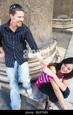 Coppia giovane appendere fuori Foto Stock