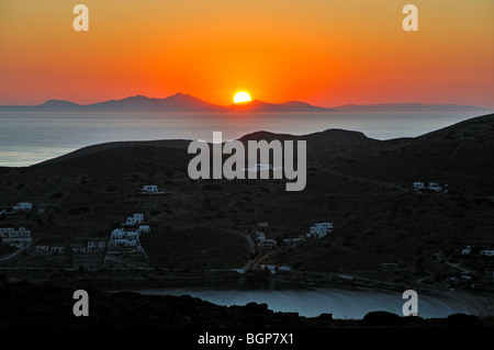 La vista del tramonto dietro Sikinos isola fotografata da Chora (capoluogo), Ios Island, Grecia Foto Stock