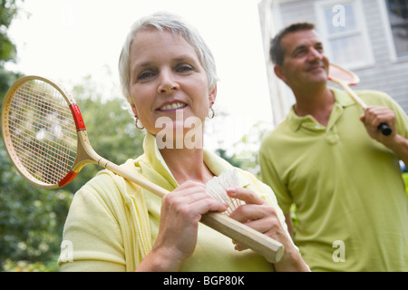 Close-up di una donna matura tenendo un badminton racchetta e un volano Foto Stock