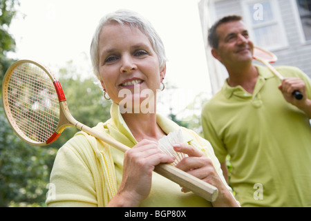 Close-up di una donna matura tenendo un badminton racchetta e un volano Foto Stock