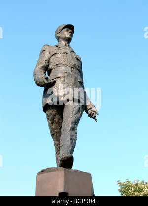 Statua di Charles de Gaulle nell'angolo del Grand Palais - Avenue des Champs Élysées. Parigi. Francia Foto Stock