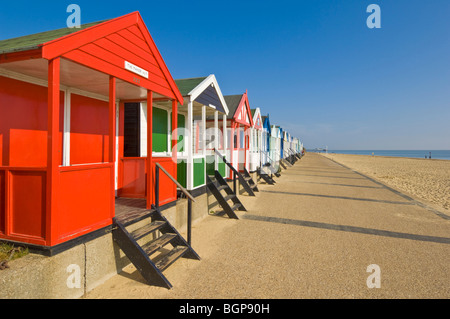 Spiaggia di capanne, sotto il sole, sul lungomare, Southwold, Suffolk, East Anglia, Inghilterra, GB, Regno Unito e Unione europea, Europa Foto Stock