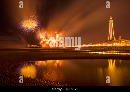 Fuochi d'artificio dal molo nord durante il Blackpool Illuminations Lancashire Inghilterra GB UK Europa Foto Stock