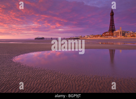 La Blackpool Tower si riflette in una marea piscina fronte mare e divertimenti al tramonto Blackpool Lancashire Inghilterra GB UK EU Europe Foto Stock