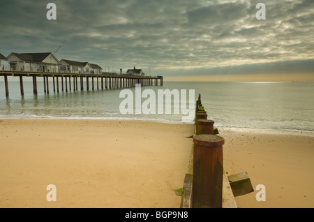 Southwold pier e groyne in legno nelle prime ore del mattino, Southwold, Suffolk, East Anglia, Inghilterra, GB, Regno Unito e Unione europea, Europa Foto Stock