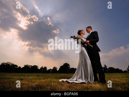 Gli sposi abbracciare ogni altra sui prati del Newick Park Hotel in East Sussex. Foto da Jim Holden. Foto Stock