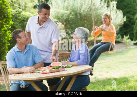 Due coppie mature in un prato Foto Stock