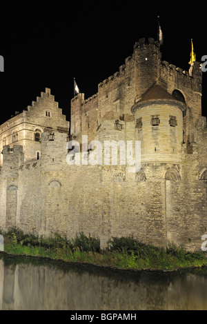 Il medievale castello di GRAVENSTEEN / castello del conte di notte a Gand, Belgio Foto Stock