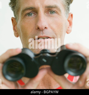 Ritratto di un uomo maturo tenendo il binocolo Foto Stock