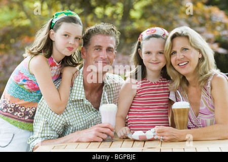 Ritratto di una matura coppia sorridente con le loro due figlie Foto Stock
