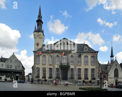 Il municipio in stile rococò con la sua torre campanaria presso la piazza del mercato, Lier, Belgio Foto Stock