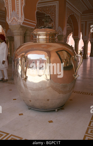 Uno dei due enormi vasi d'argento (Gangajali) fatta di 14.000 monete d'argento, all'interno del palazzo di città a Jaipur, India Rajasthan. Foto Stock