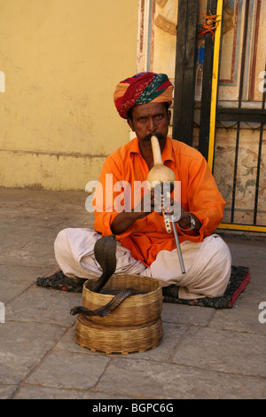 Indian Snake incantatore, all'interno del palazzo di città a Jaipur, India. Foto Stock