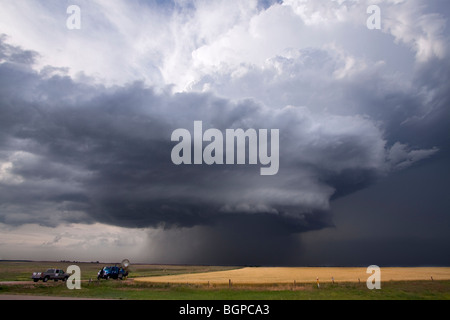 Un Doppler su ruote radar mobili carrello effettua una scansione di una tempesta vicino a Dodge City, Kansas. Il DOW carrello è partecipante al progetto Vortex 2 Foto Stock