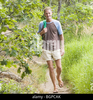 Uomo maturo escursionismo in una foresta Foto Stock