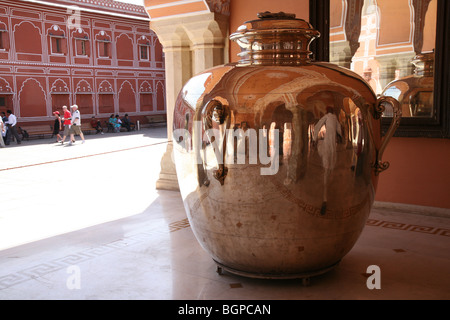 Uno dei due enormi vasi d'argento (Gangajali) fatta di 14.000 monete d'argento, all'interno del palazzo di città a Jaipur, India Rajasthan. Foto Stock