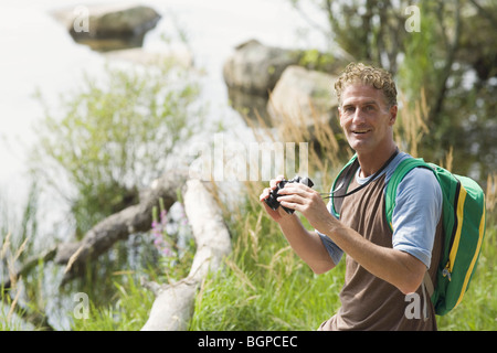 Ritratto di un uomo maturo tenendo il binocolo Foto Stock