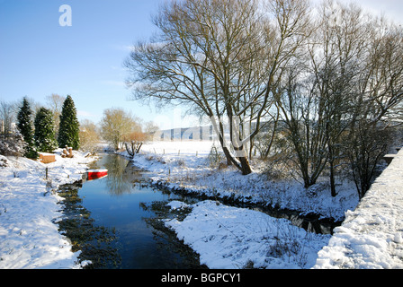 OXFORDSHIRE, Regno Unito. Veduta invernale del Evenlode e la campagna fuori Eynsham, con Wytham grande bosco in distanza. Foto Stock