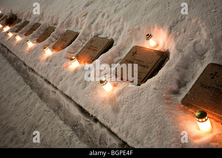 Candele accese alle tombe di guerra della guerra invernale finlandese e ai soldati della seconda guerra mondiale in inverno , Finlandia Foto Stock