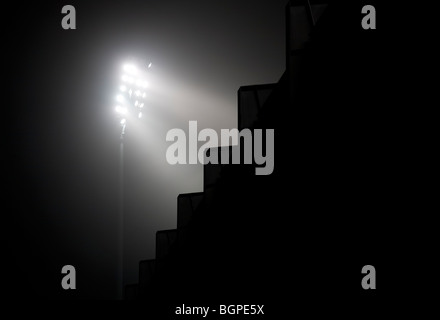 Le luci dello stadio alla notte del foggy, Finlandia Foto Stock