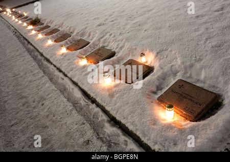 Candele accese alle tombe di guerra della guerra invernale finlandese e ai soldati della seconda guerra mondiale in inverno , Finlandia Foto Stock