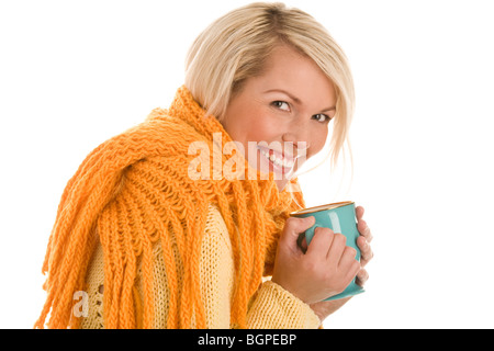 Ragazza autunnale tenendo la tazza isolata su sfondo bianco Foto Stock