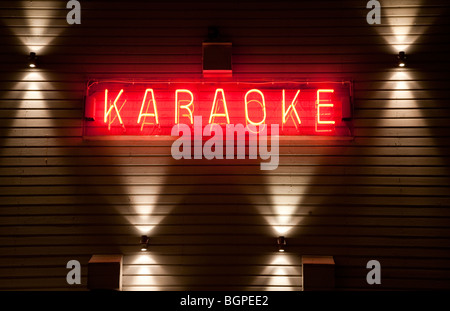 Cartello rosso illuminato al neon Karaoke sulla parete di notte, Finlandia Foto Stock