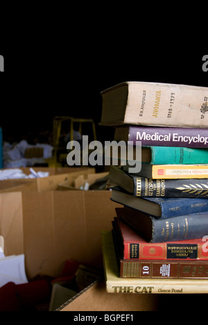 Libri di essere riciclato al punto di raccolta della carta azienda di riciclaggio Voutselas renti in zona industriale, Atene, Grecia. Foto Stock