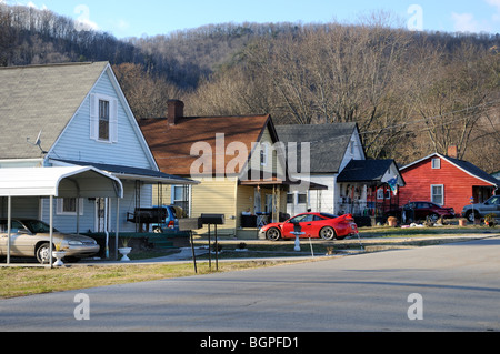 Fila di vecchie case è una piccola città America feeling, in Rockwood, Tennessee, Stati Uniti d'America su una soleggiata giornata invernale. Foto di Darrell giovani. Foto Stock