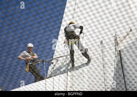 Steeple martinetti al lavoro nella parte superiore della Spinnaker Tower, Portsmouth, Inghilterra. Foto Stock