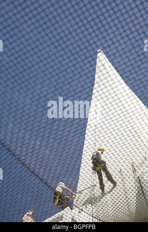 Steeple martinetti al lavoro nella parte superiore della Spinnaker Tower, Portsmouth, Inghilterra. Foto Stock