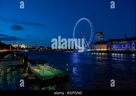 South Bank e il London Eye vista di notte Foto Stock