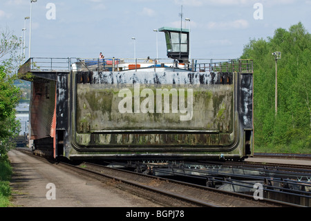 Cassettone con barca sul Ronquières piano inclinato sul Brussels-Charleroi Canal, Belgio Foto Stock