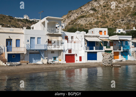 Dipinto luminosamente case di pescatori nel borgo marinaro di Klima Milos Island, Grecia Foto Stock