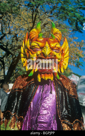 Diablo costume di carnevale nel giorno dell Indipendenza Nazionale, 27 febbraio nella città di La Vega, Repubblica Dominicana Foto Stock