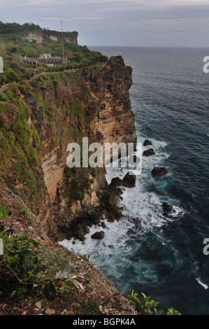 Tempio di Uluwatu di Bali, che si trova in corrispondenza del bordo della scogliera di alto mare Foto Stock