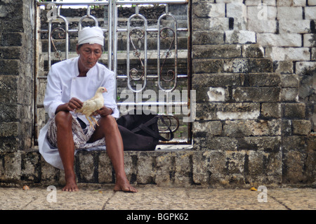 Tempio di Uluwatu di Bali, che si trova in corrispondenza del bordo della scogliera di alto mare Foto Stock