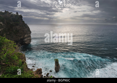 Tempio di Uluwatu di Bali, che si trova in corrispondenza del bordo della scogliera di alto mare Foto Stock