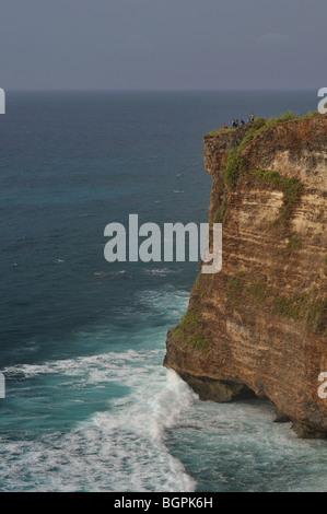 Tempio di Uluwatu di Bali, che si trova in corrispondenza del bordo della scogliera di alto mare Foto Stock