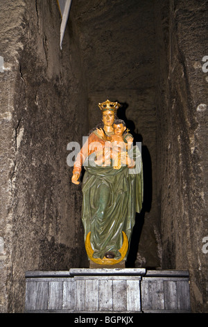 Sale illuminate scultura in la Cappella della Santa Croce in profondità nella miniera di sale di Wieliczka Foto Stock
