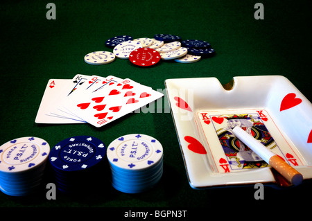 Tavolo del poker che mostra le carte e poker chips Foto Stock