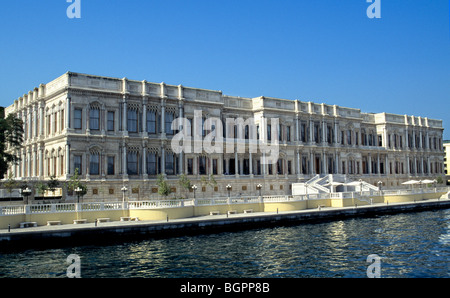 Vista generale di Chiragan Palace, uno dei più importanti palazzi sul Bosforo canale nei pressi di Istanbul, Turchia Foto Stock