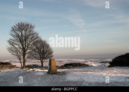 La neve arriva al South Downs National Park e l'antica età del ferro hill fort di Cissbury Ring. Foto Stock