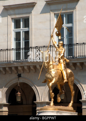 Statua di Giovanna d'arco da Emmanuel Frémiet (1874), a Place des Pyramides. Parigi. Francia Foto Stock