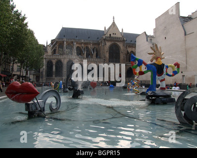 Fontana Stravinsky (aka Fontaine des Automatizza), ospita opere di Niki de Saint-Phalle e Jean Tinguely. Parigi. Francia Foto Stock